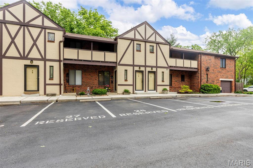 321 Barrington Square Unit: D