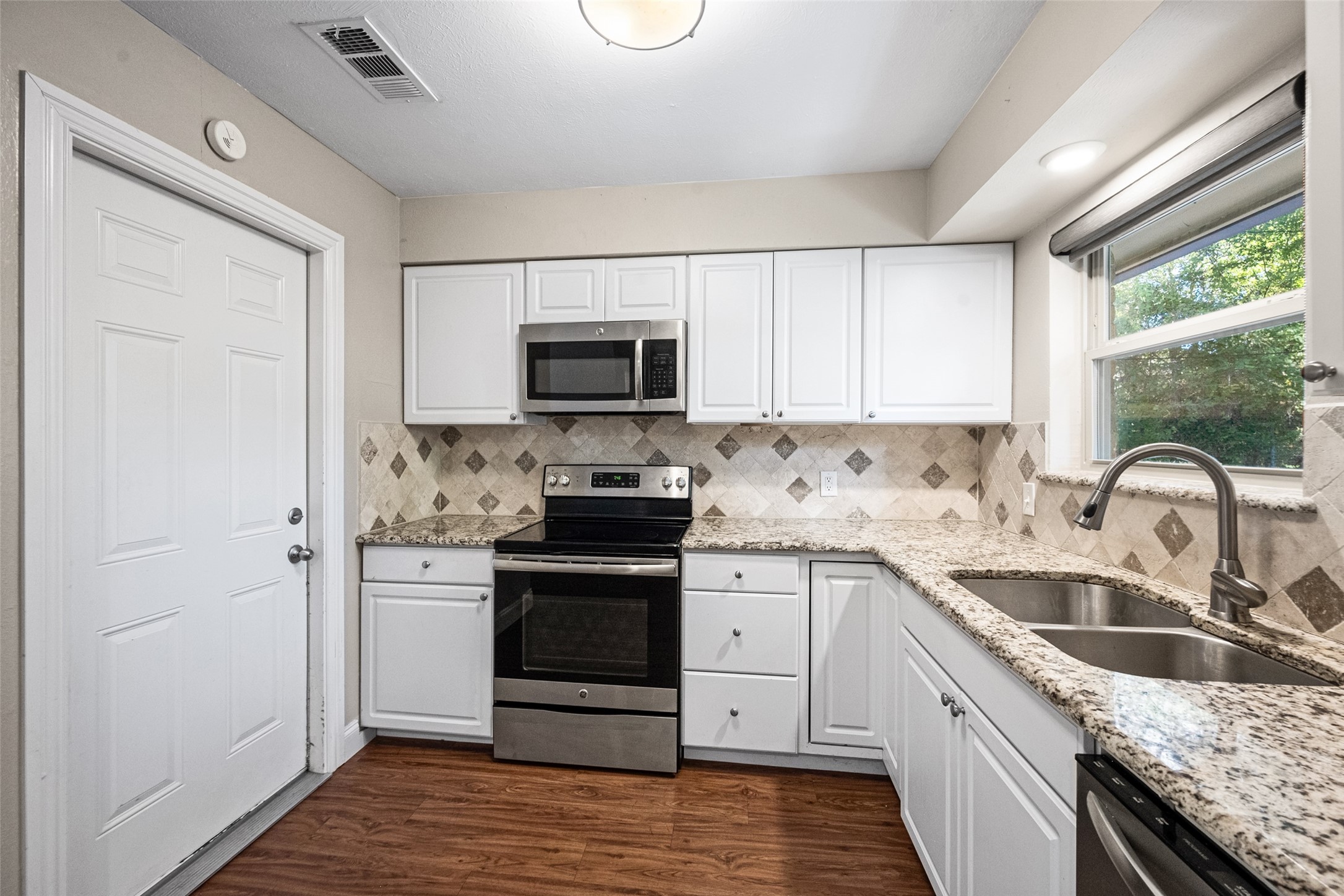 1806 Doss Circle