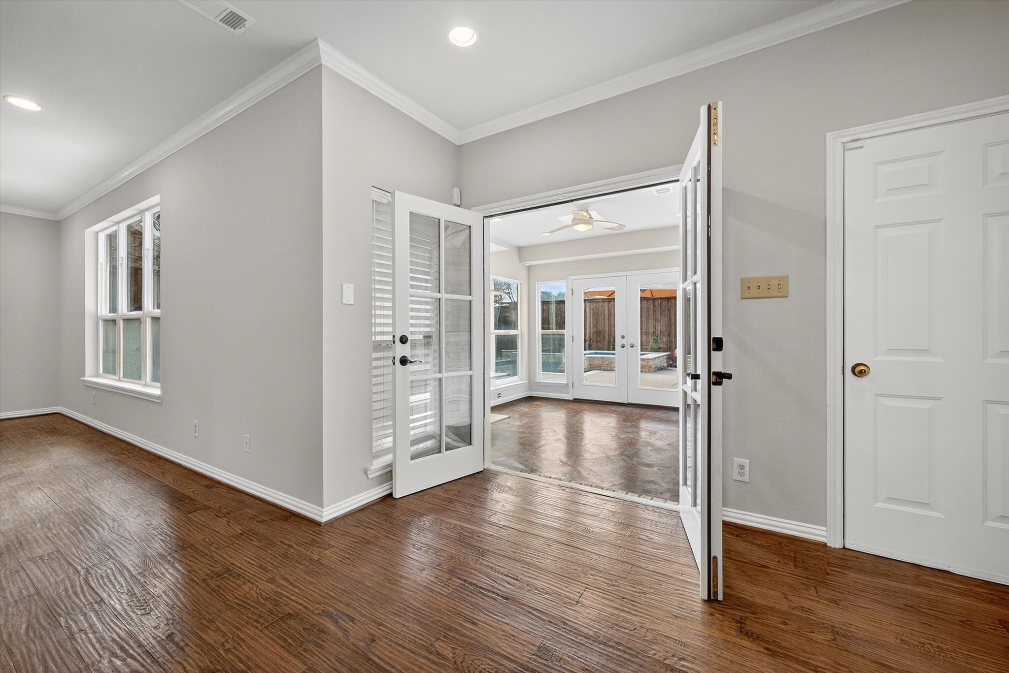 517 Meadowood Lane