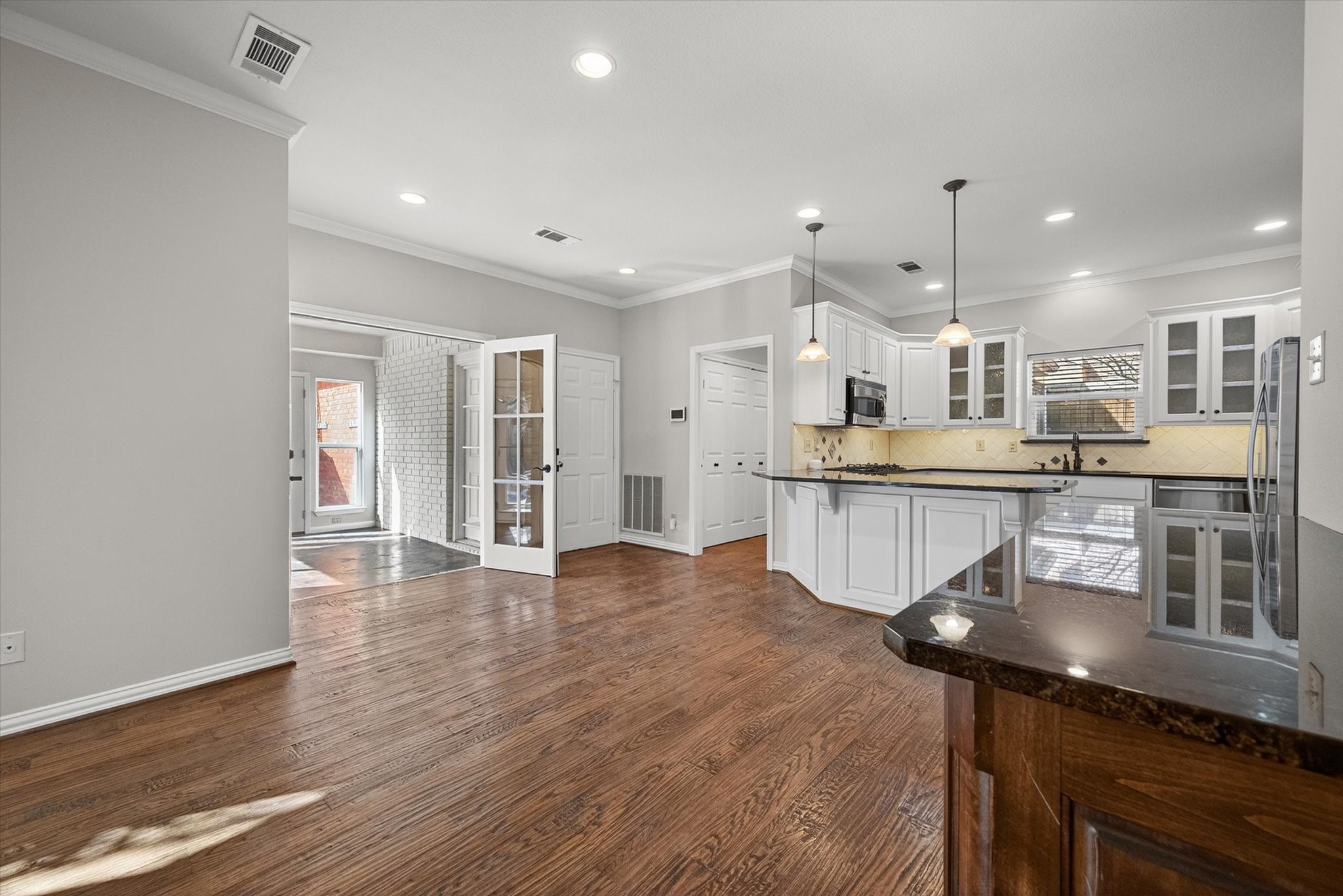517 Meadowood Lane