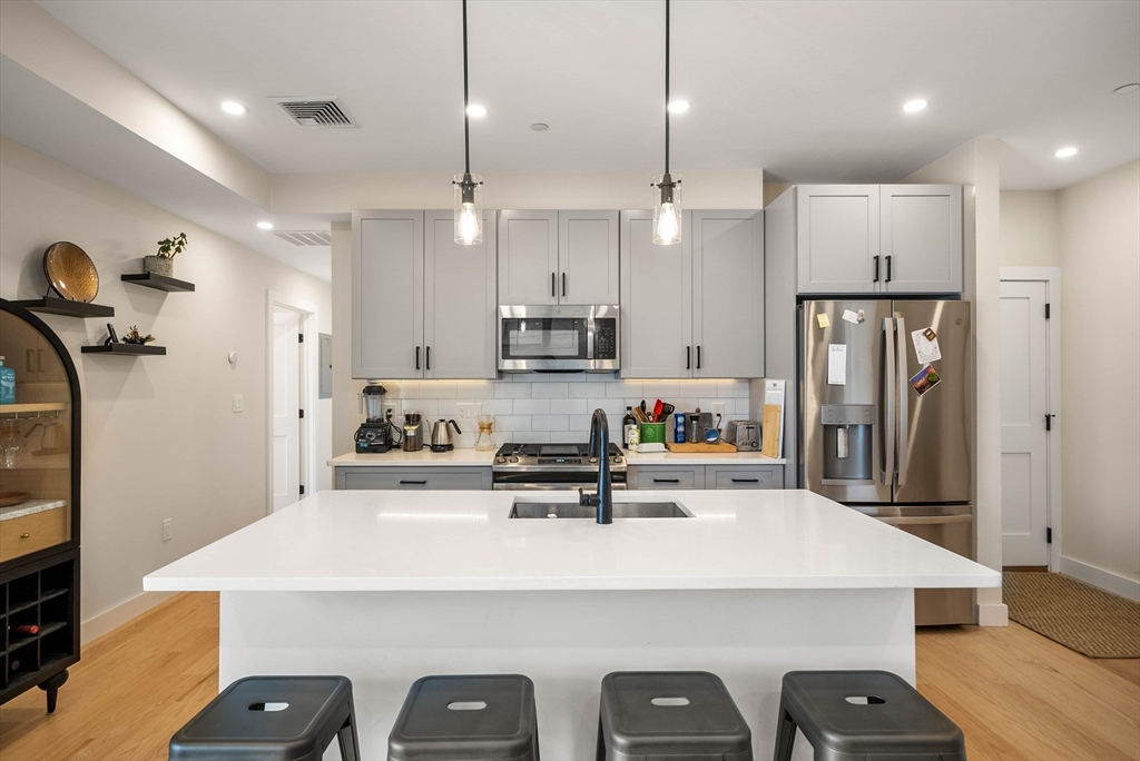 21 Lexington St # 304