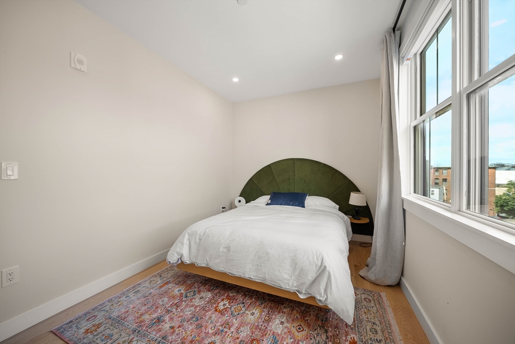 21 Lexington St # 304