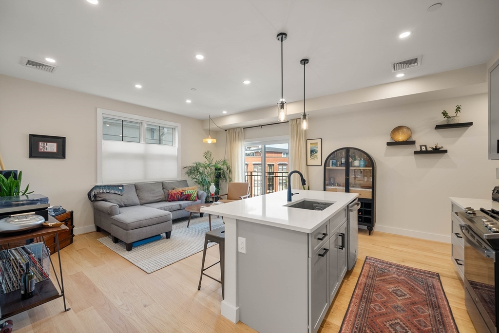 21 Lexington St # 304