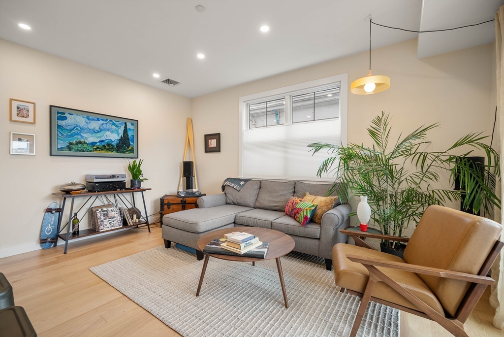 21 Lexington St # 304