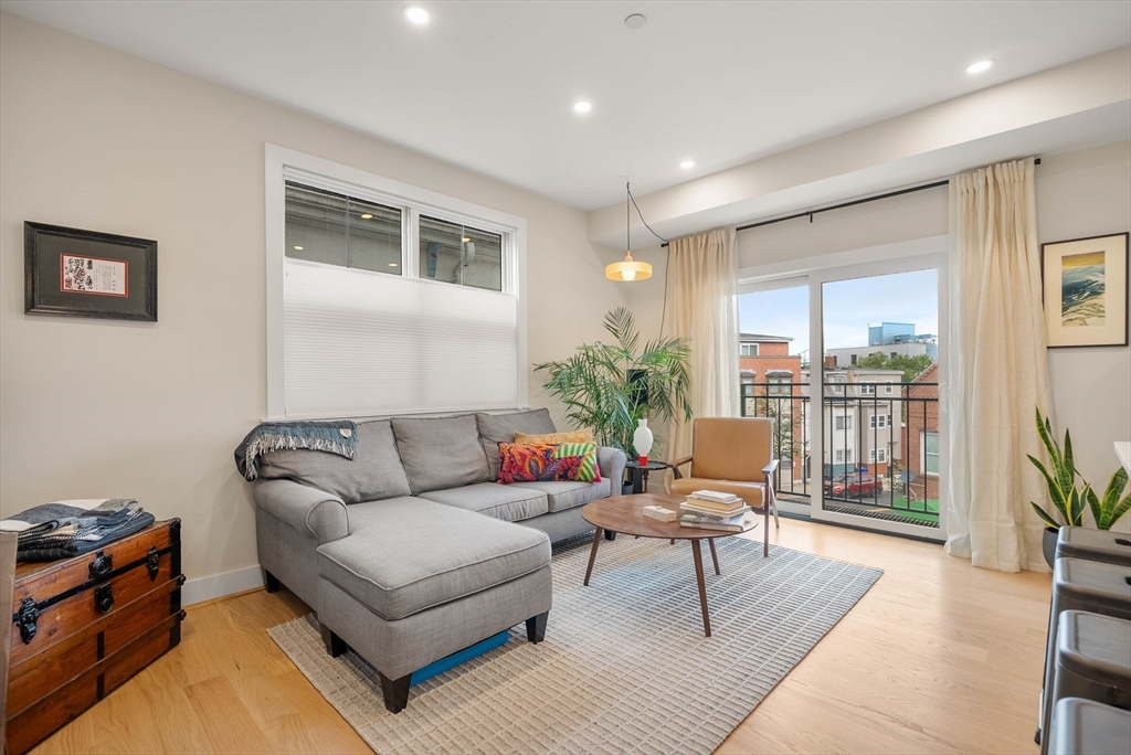 21 Lexington St # 304