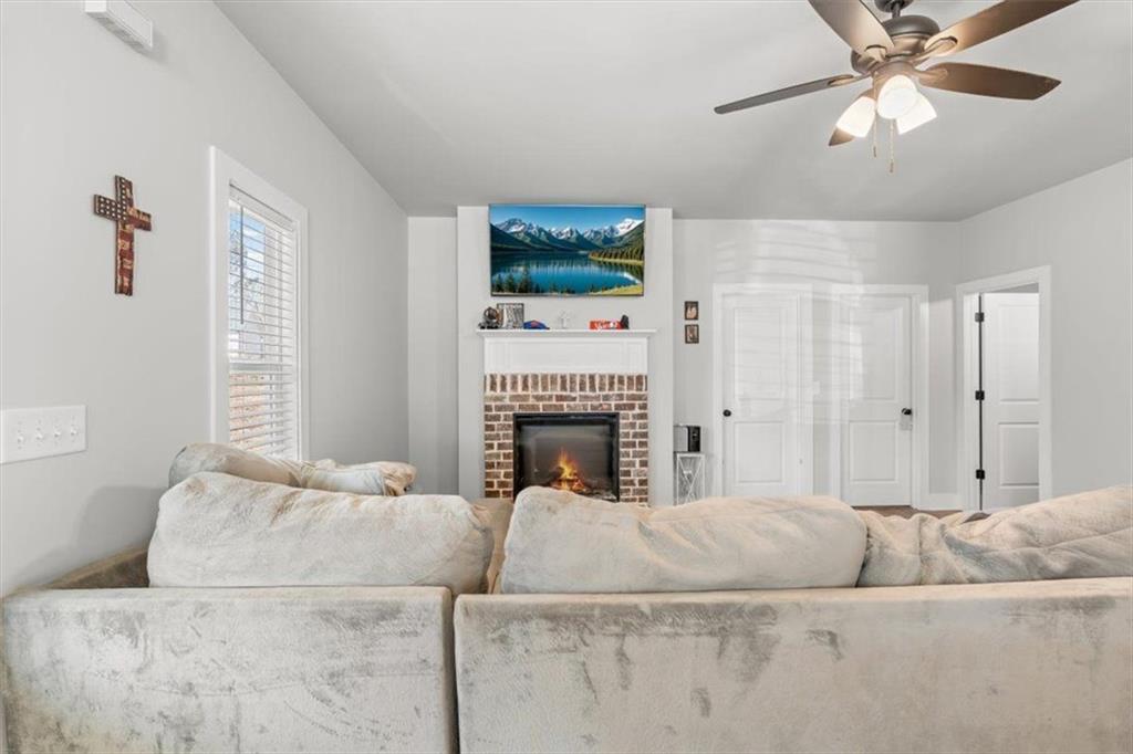 2522 Honeysuckle Lane