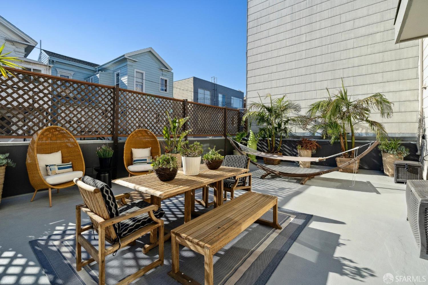 1370 Valencia Street # 1