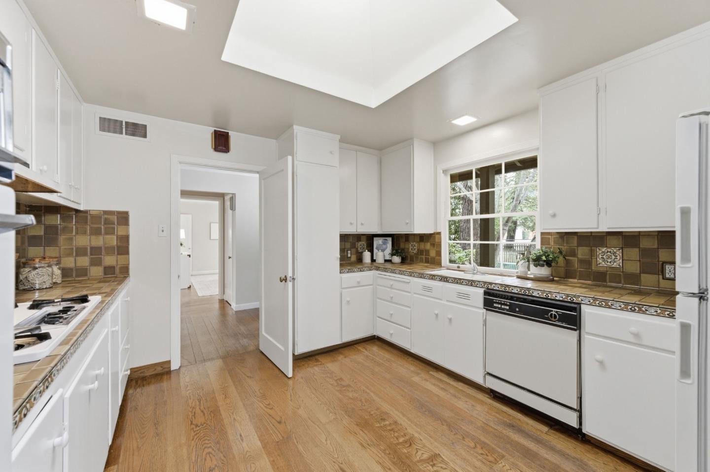 1698 Cordilleras Road