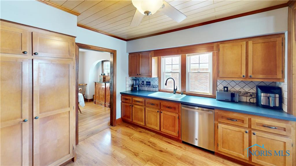 3154 Maeterlinck Avenue