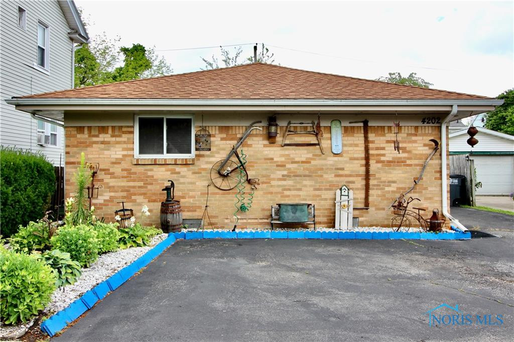 4202 Parrakeet Avenue