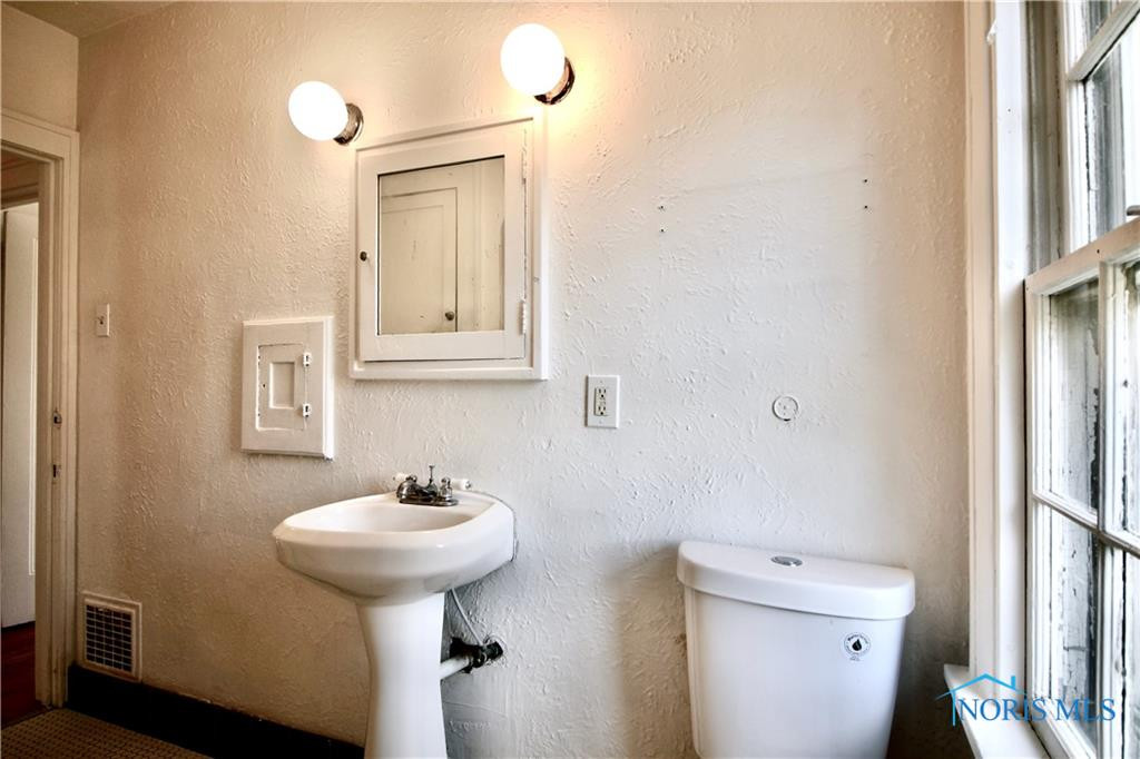 2547 Greenway Street