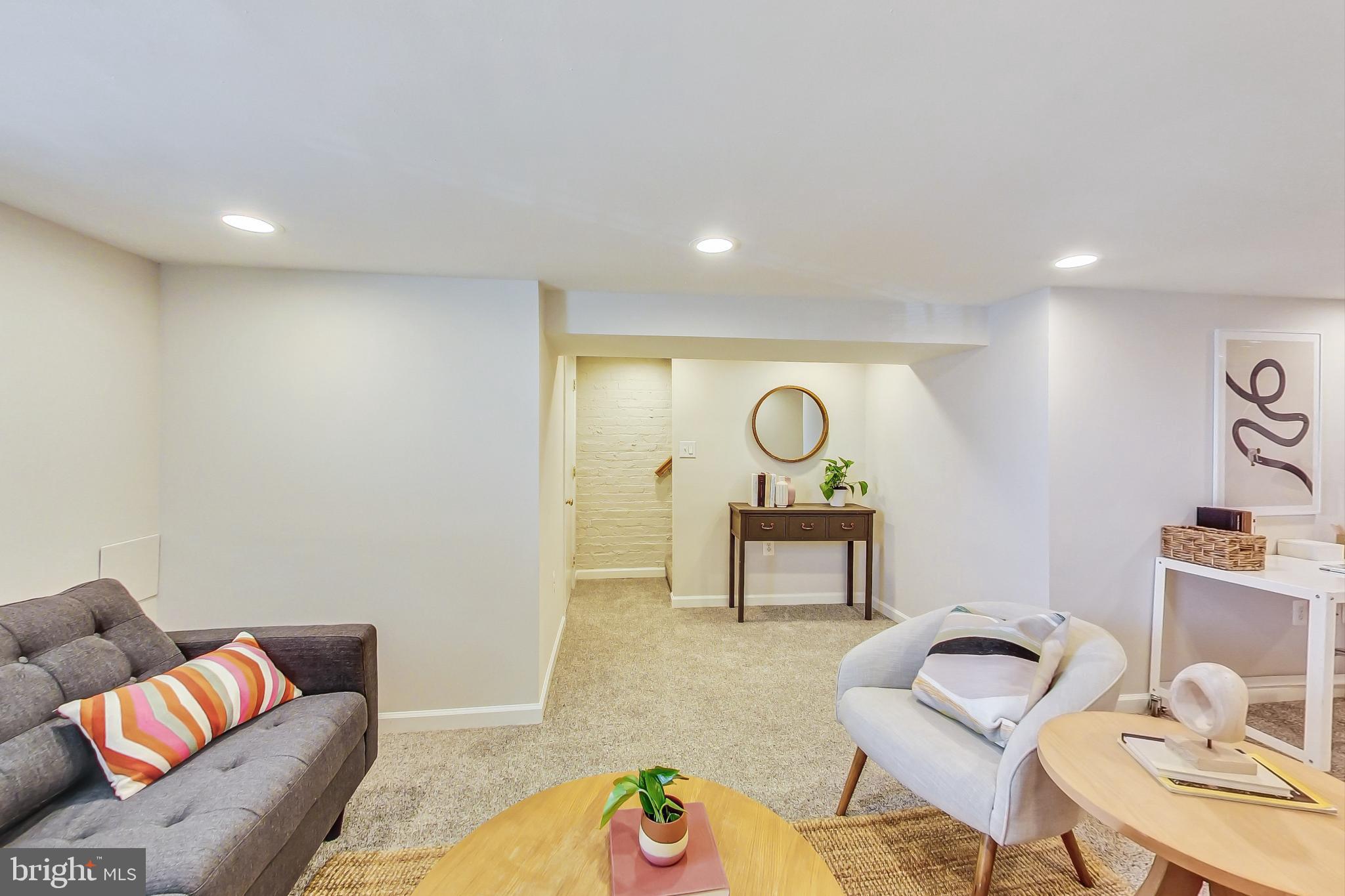 535 Gresham Pl NW