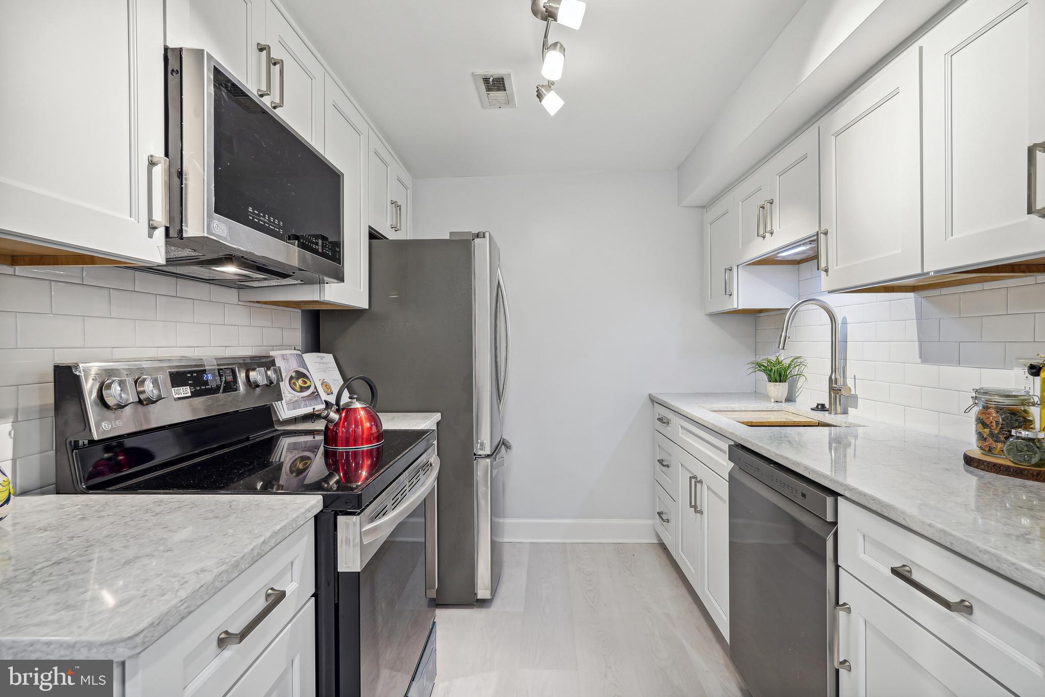 14 S St NE #103