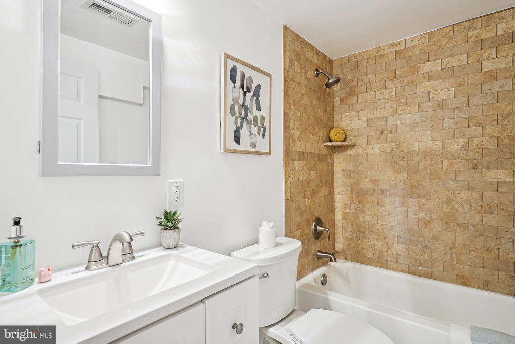 14 S St NE #103