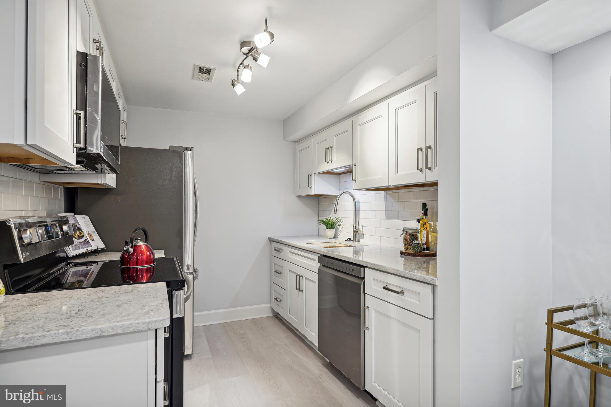 14 S St NE #103