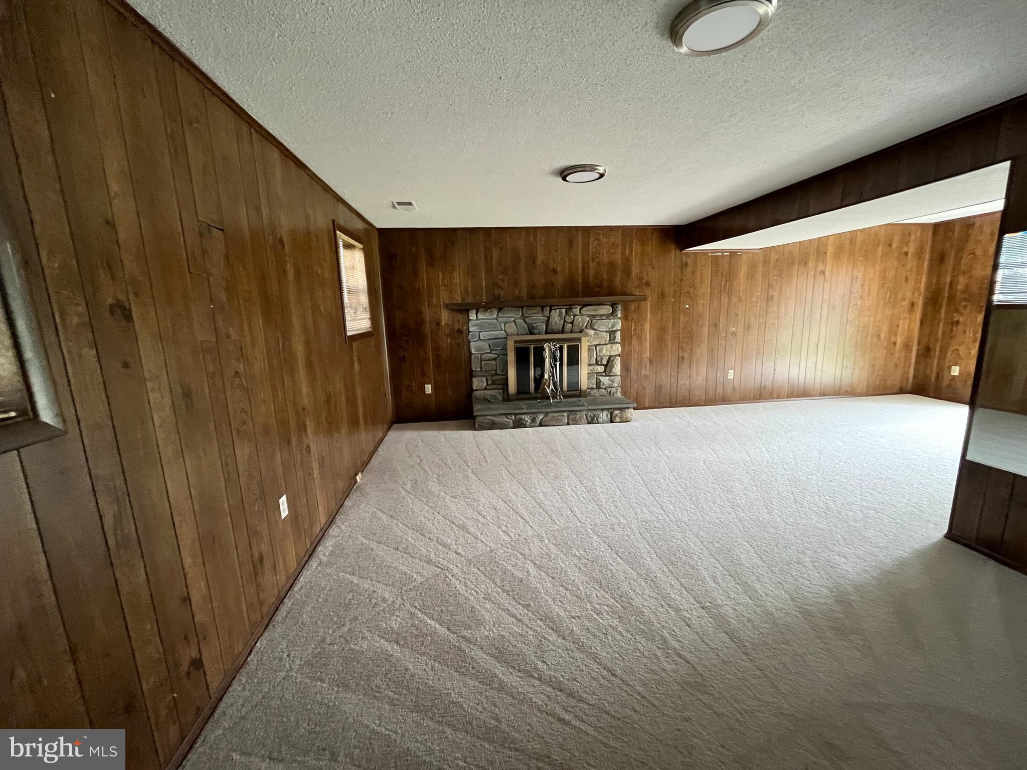 15705 Anamosa Dr