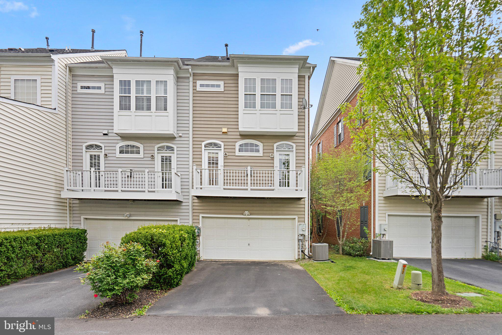 305 Garden View Sq
