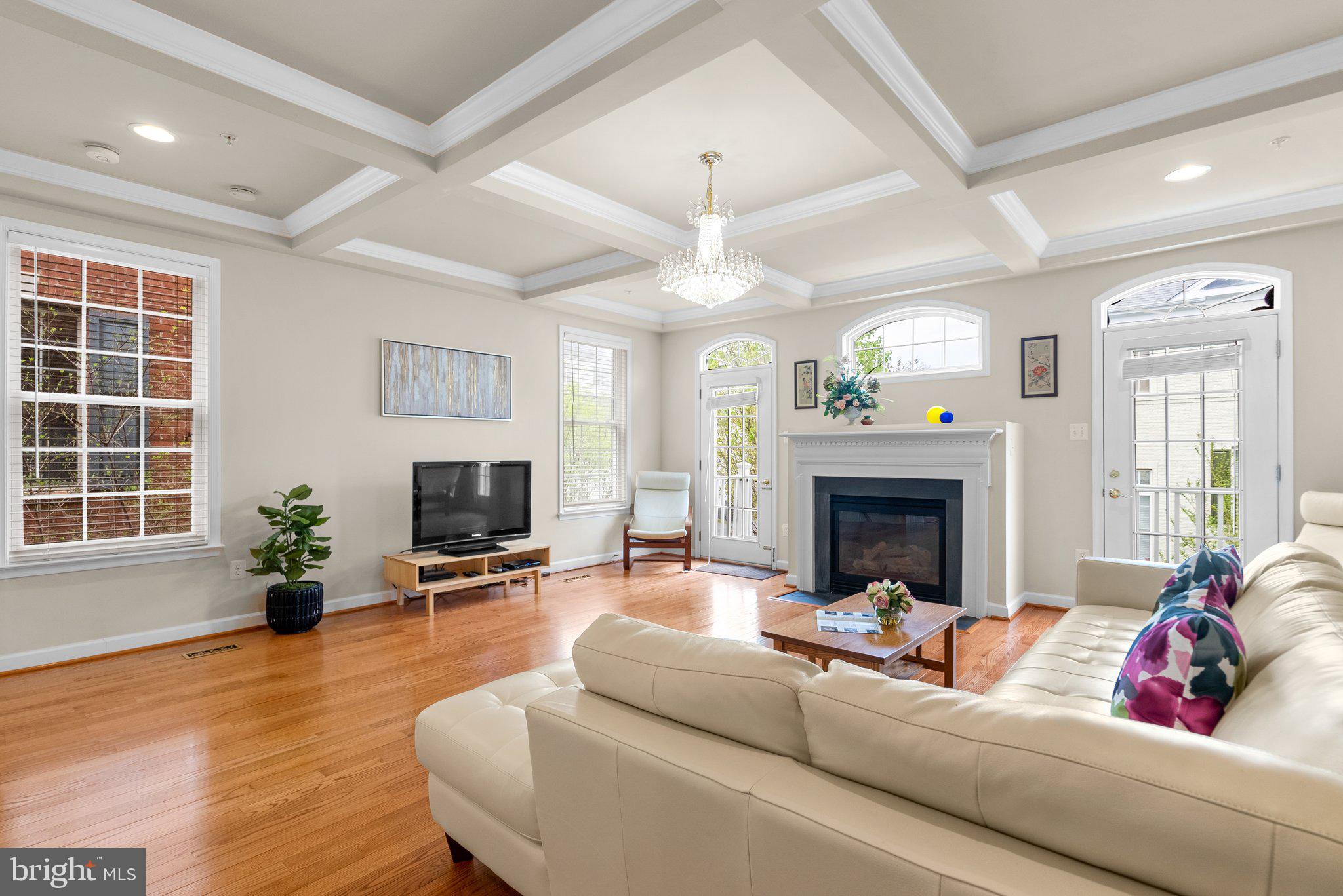 305 Garden View Sq