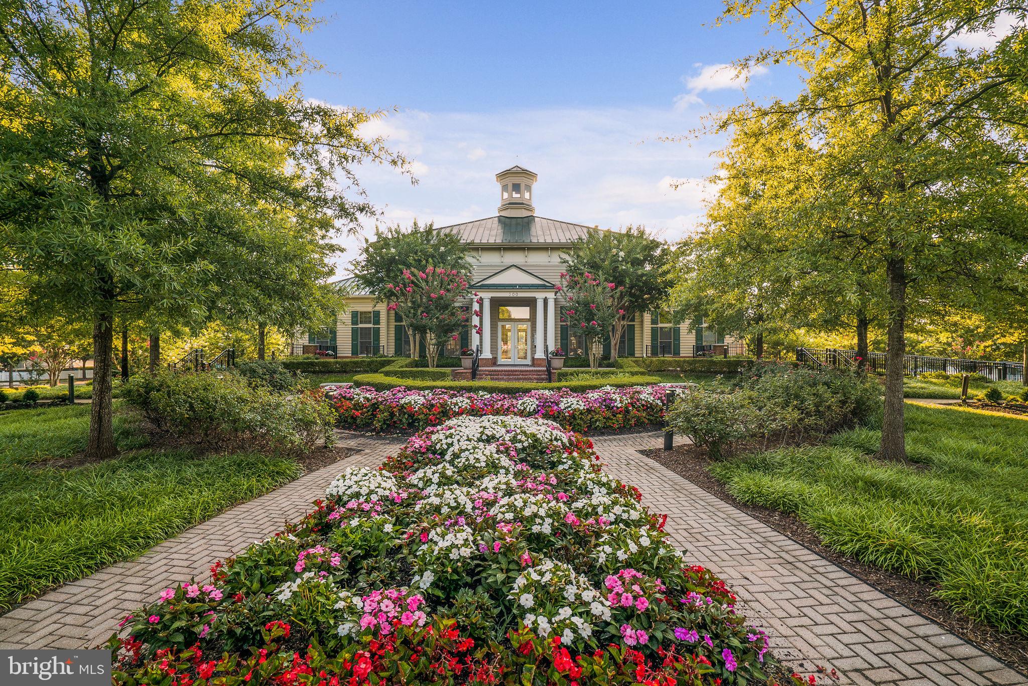 305 Garden View Sq