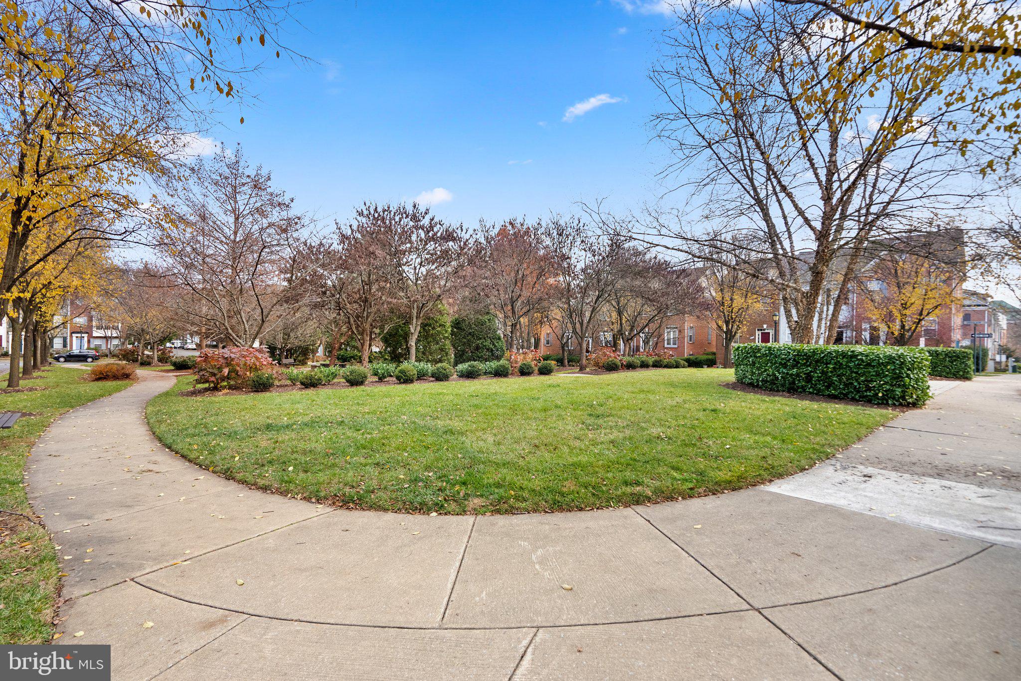 305 Garden View Sq