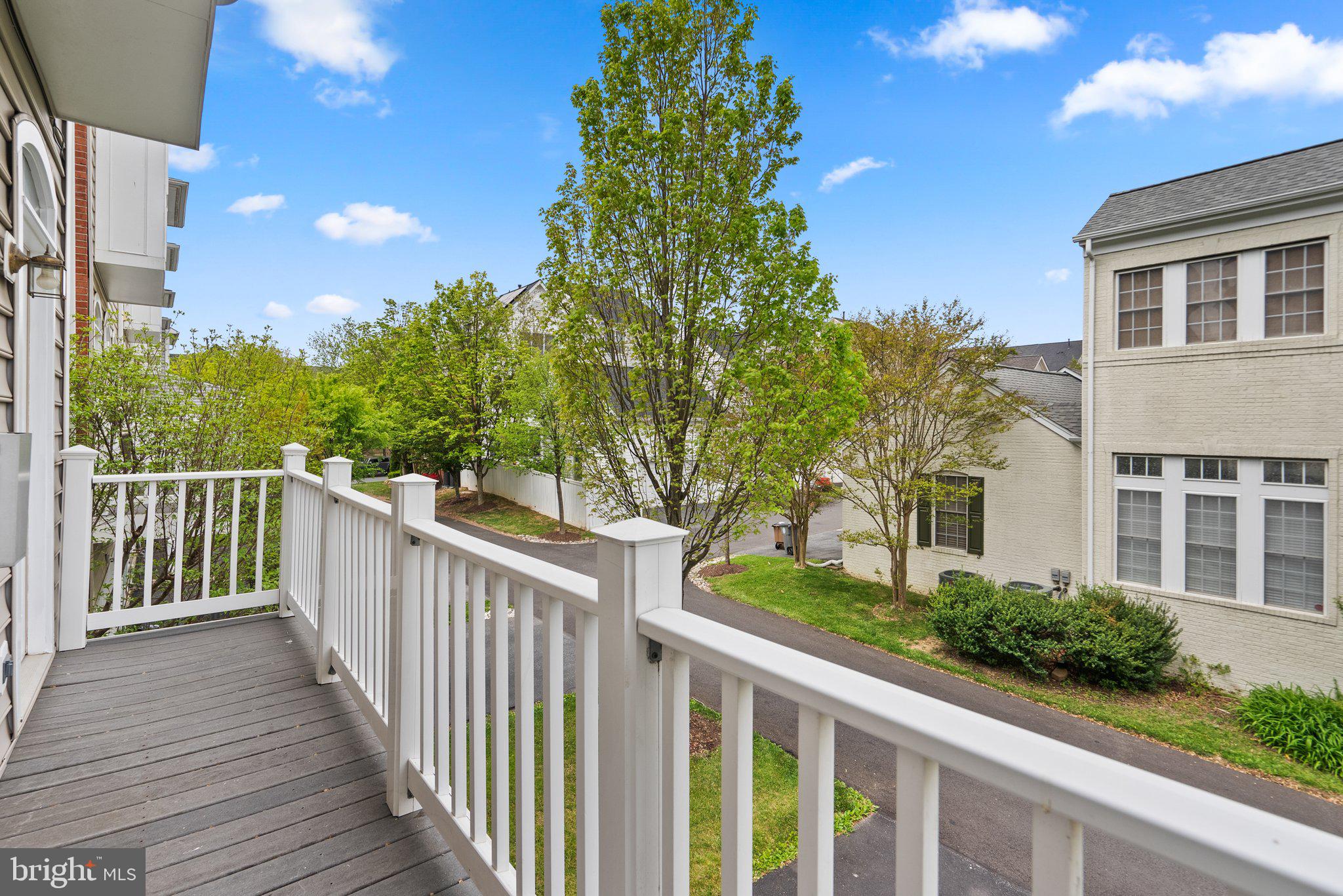 305 Garden View Sq