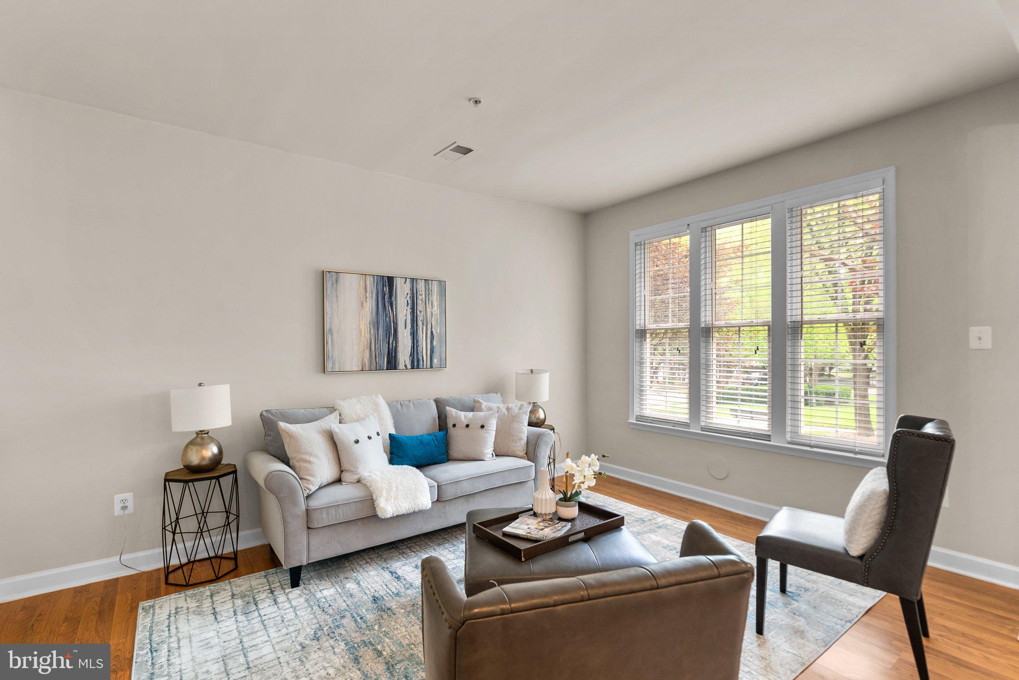 305 Garden View Sq