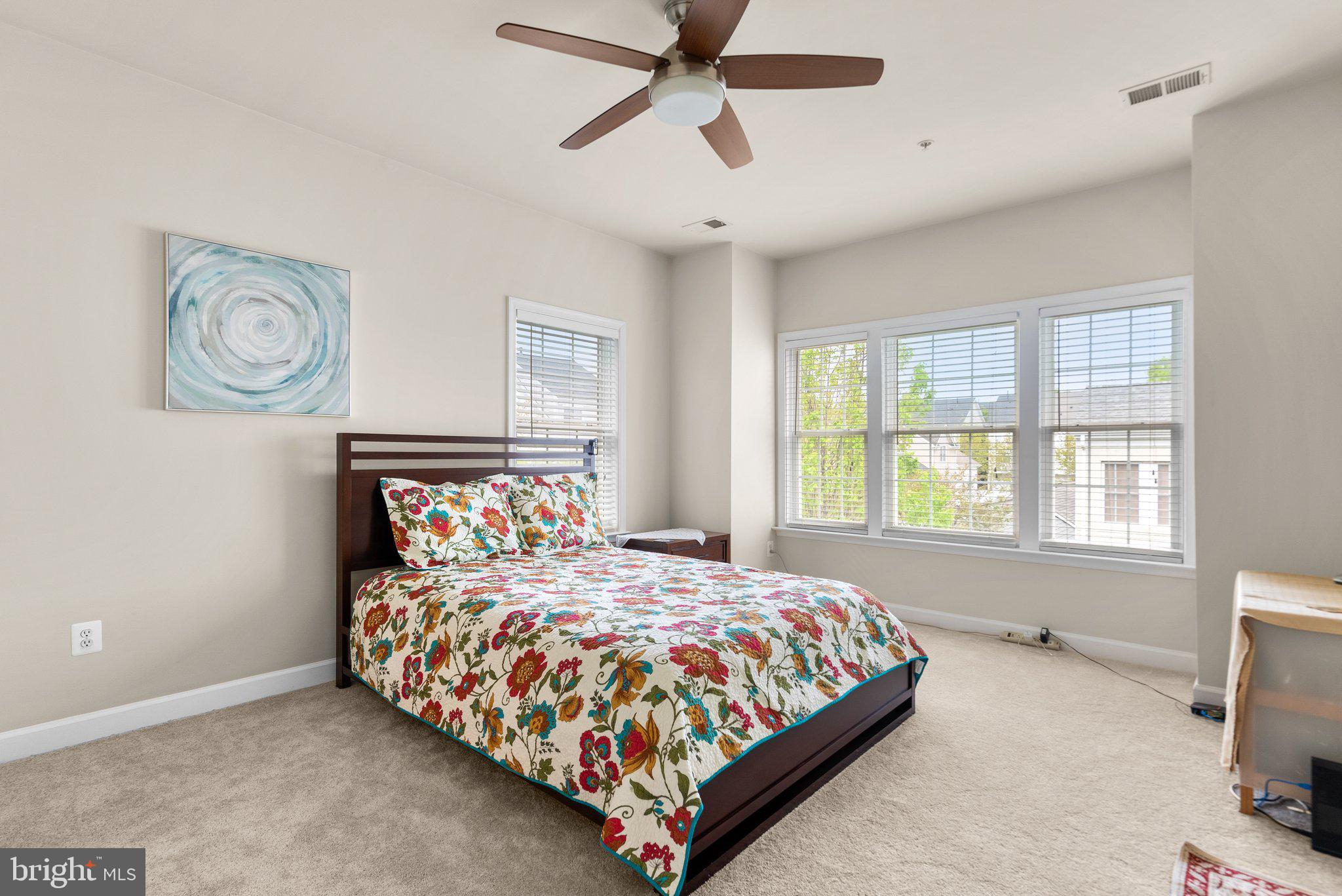 305 Garden View Sq