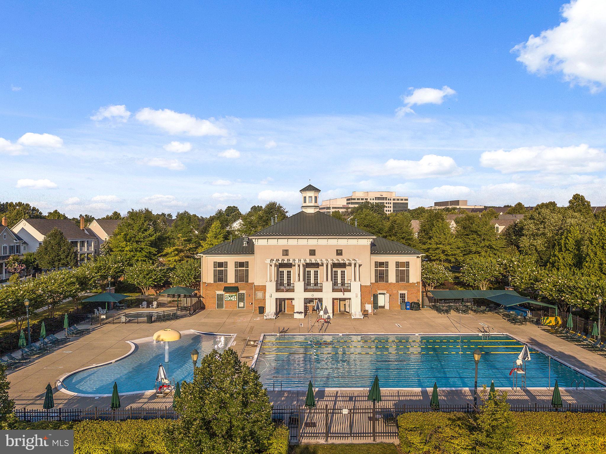 305 Garden View Sq