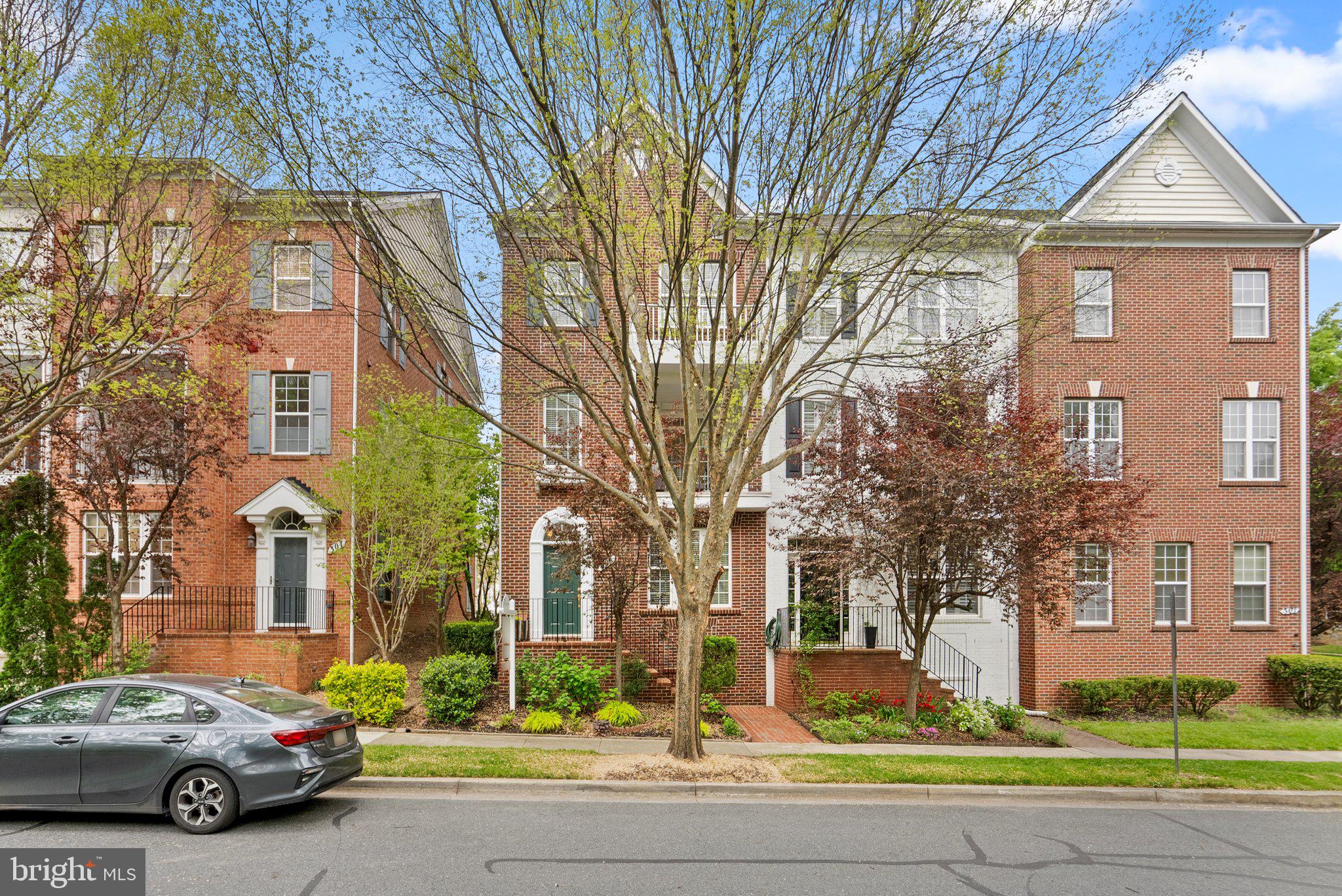 305 Garden View Sq