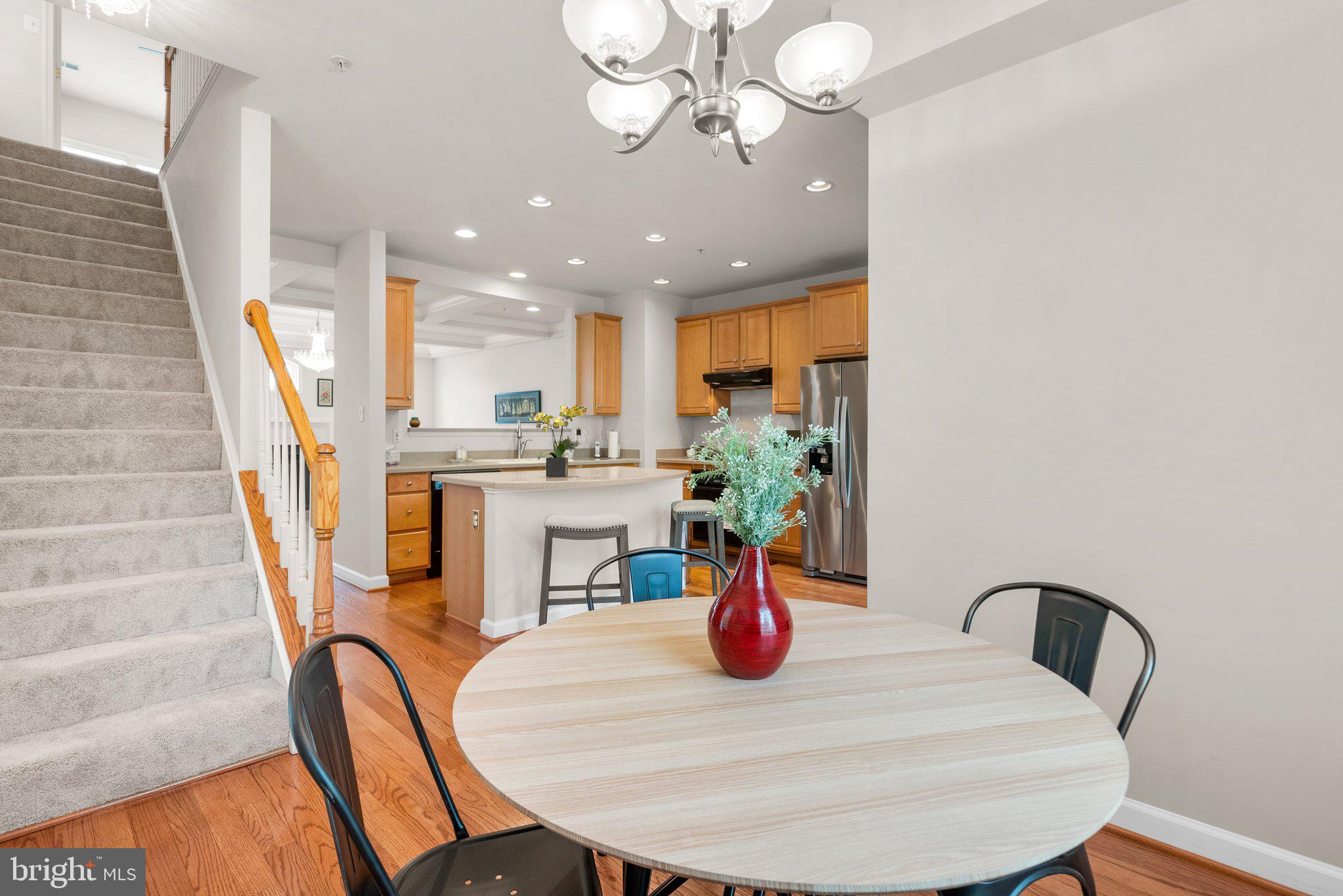 305 Garden View Sq
