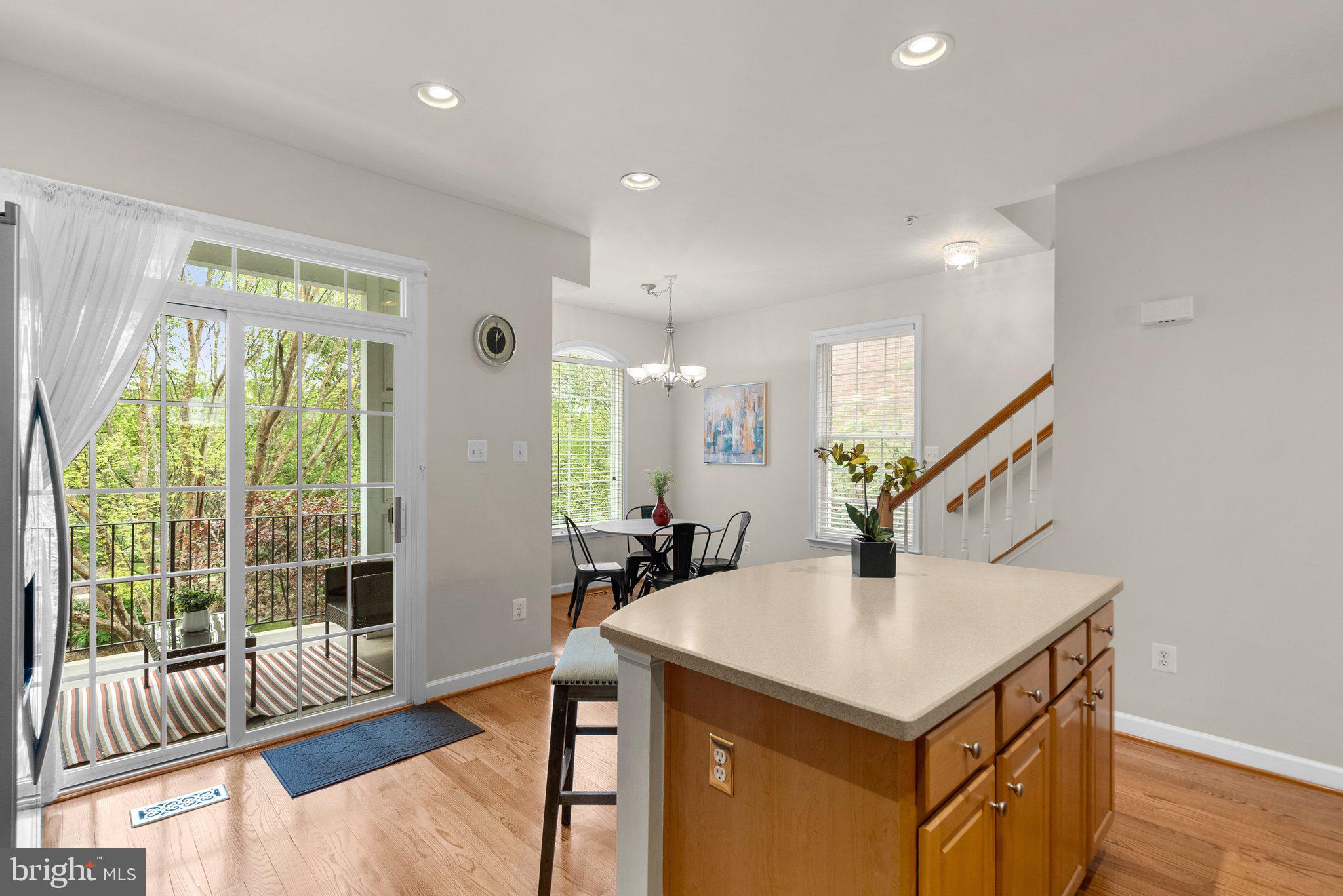 305 Garden View Sq