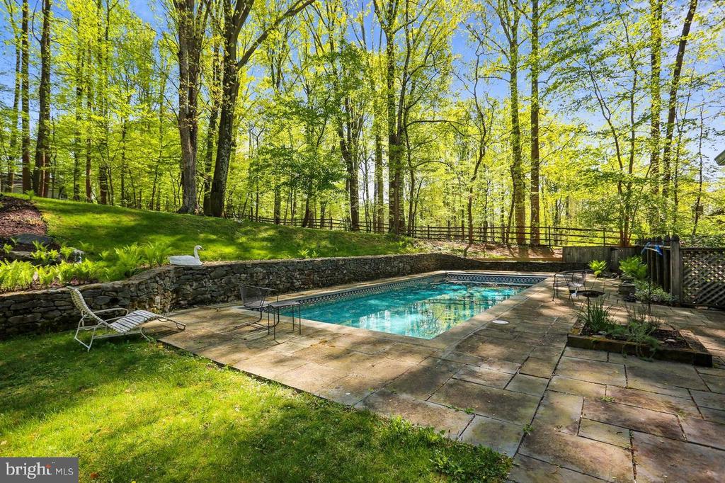 10104 LOGAN DR
