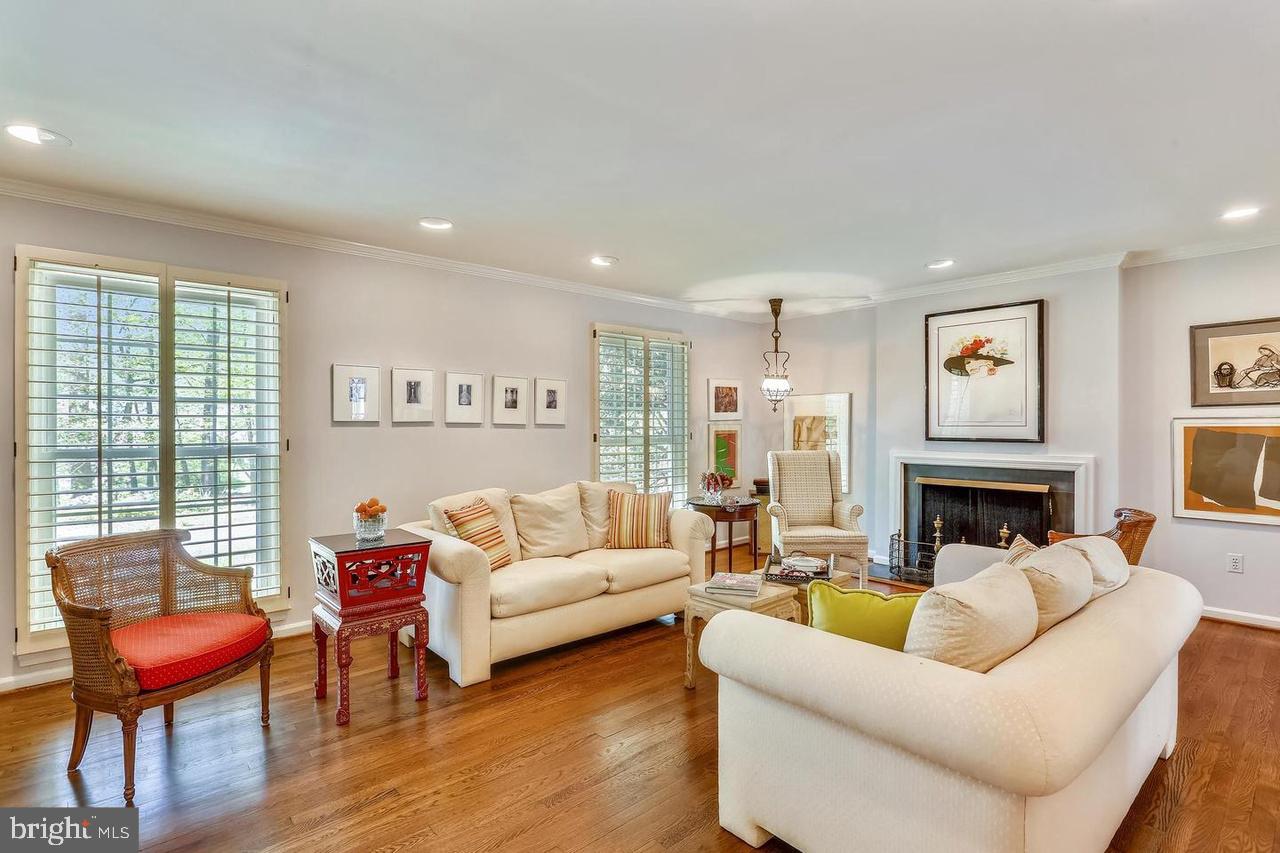 10104 LOGAN DR