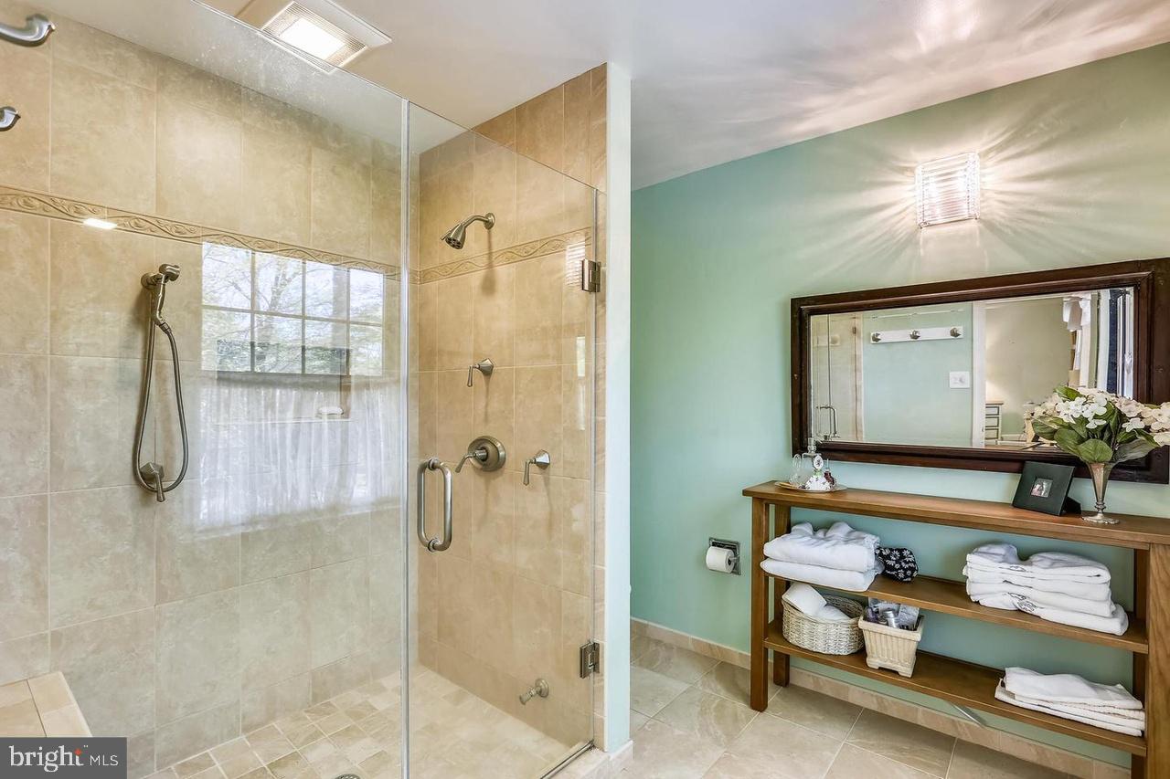 10104 LOGAN DR