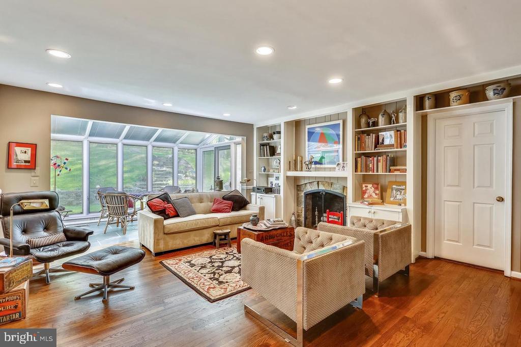 10104 LOGAN DR