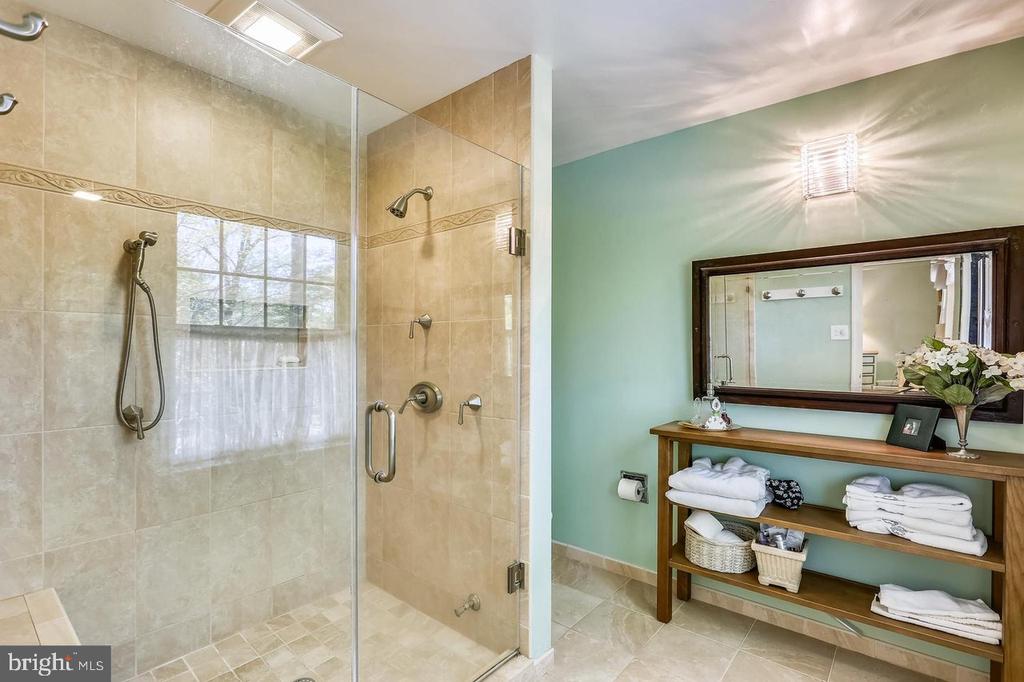 10104 LOGAN DR