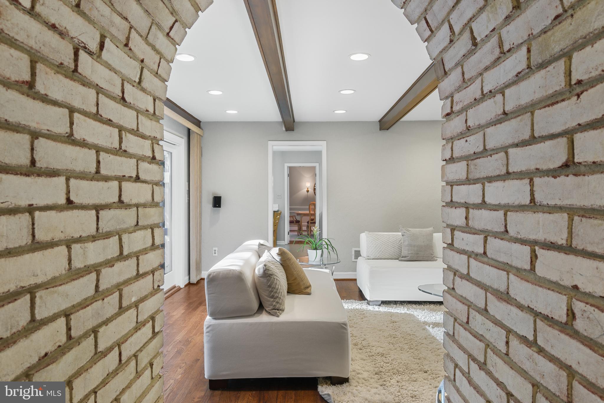 11004 ROUNDTABLE COURT