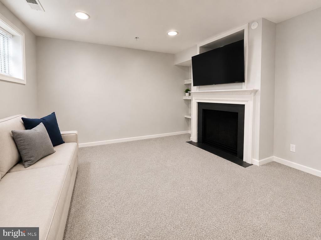 506 FALLSGROVE DRIVE