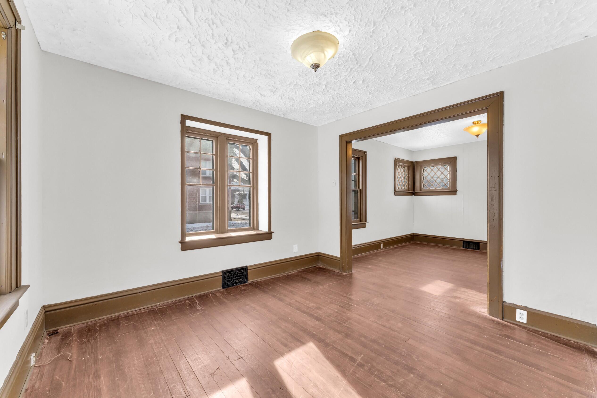 945 Villa St