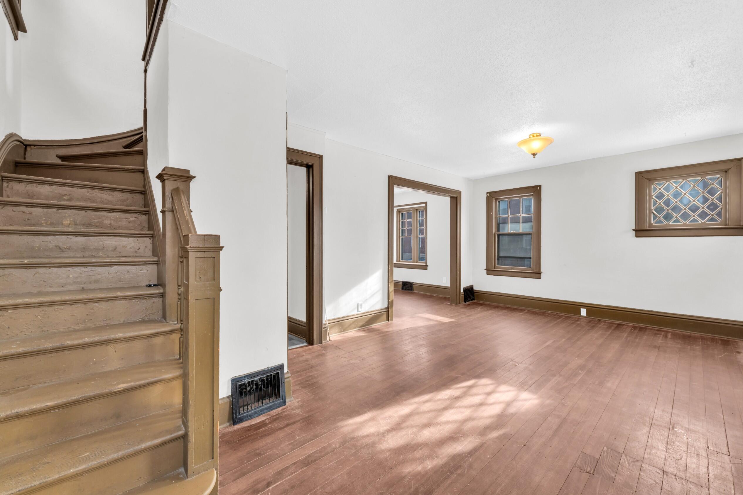 945 Villa St