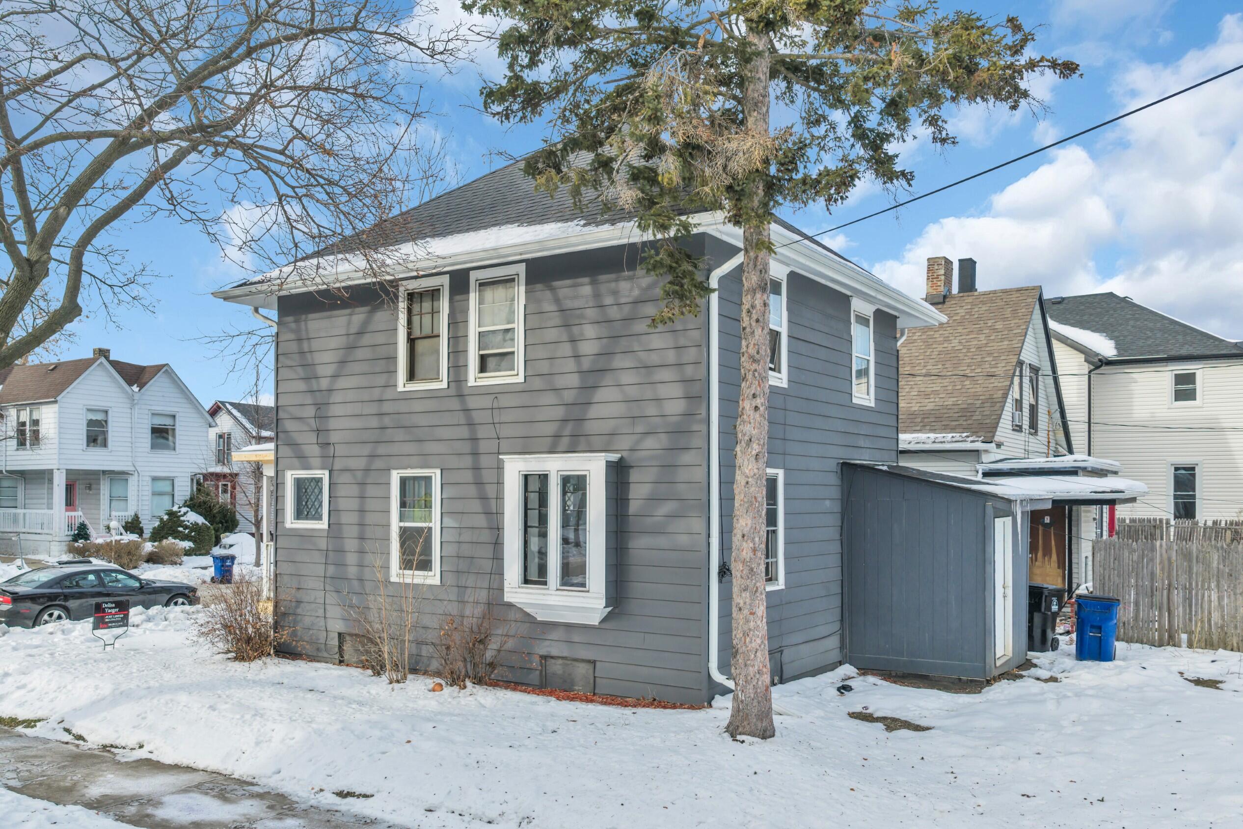 945 Villa St