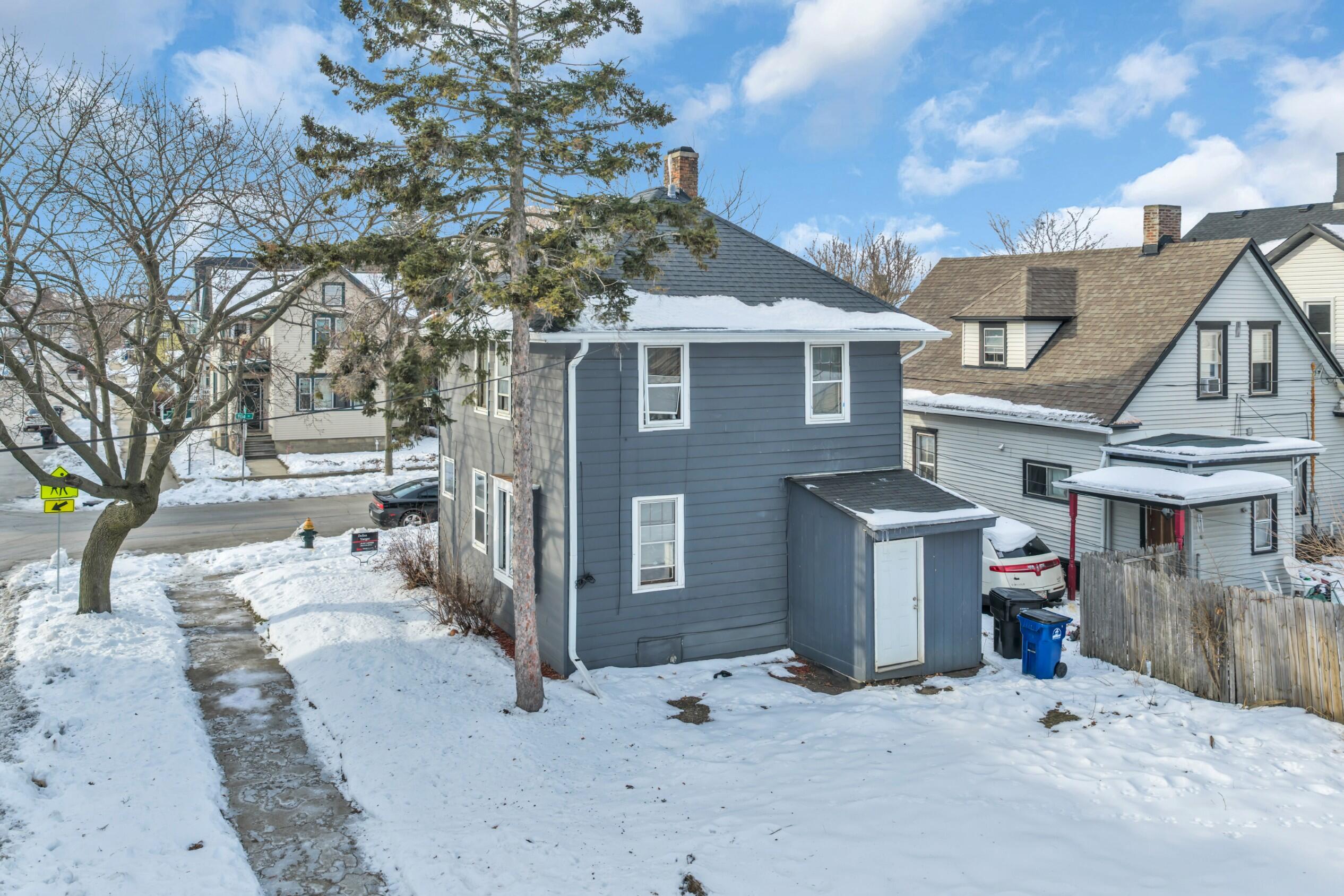 945 Villa St