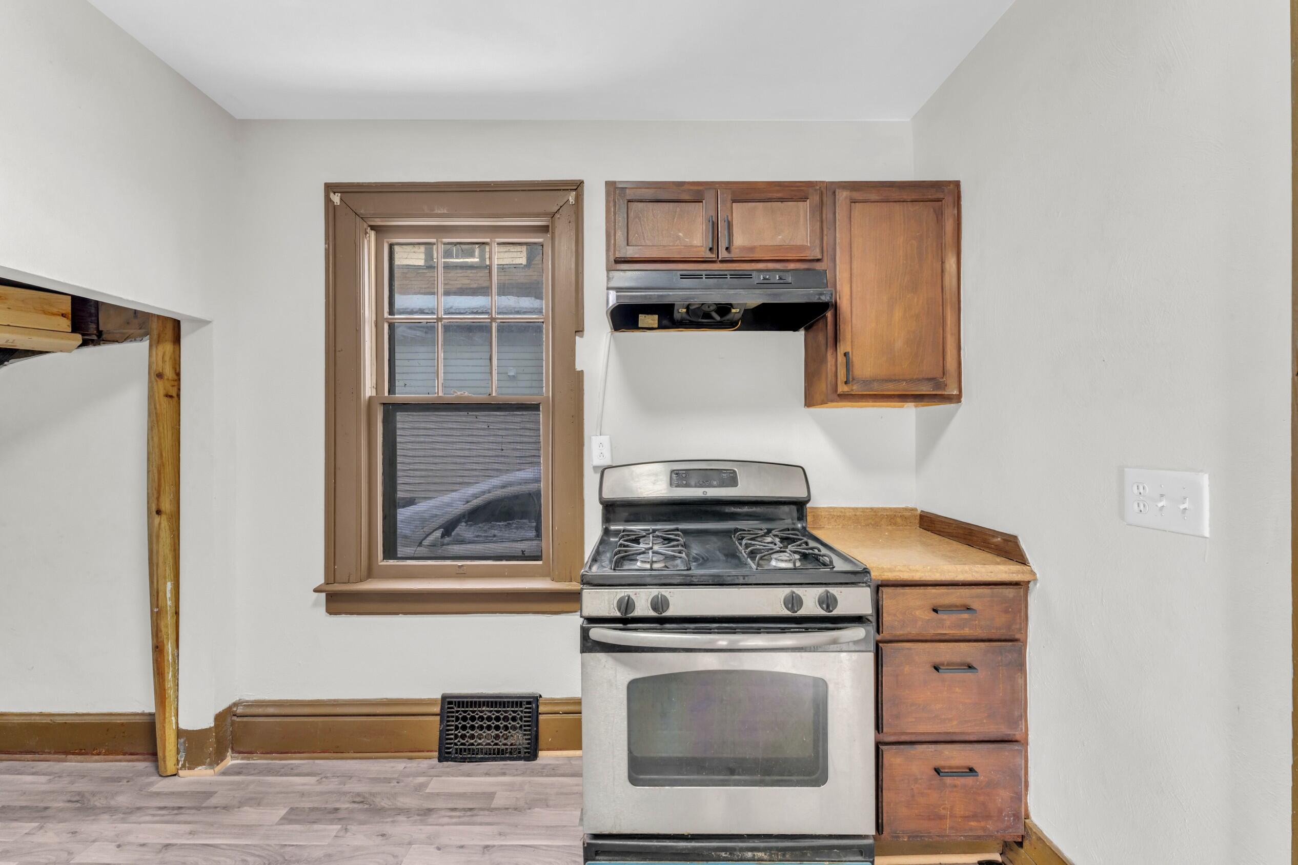 945 Villa St
