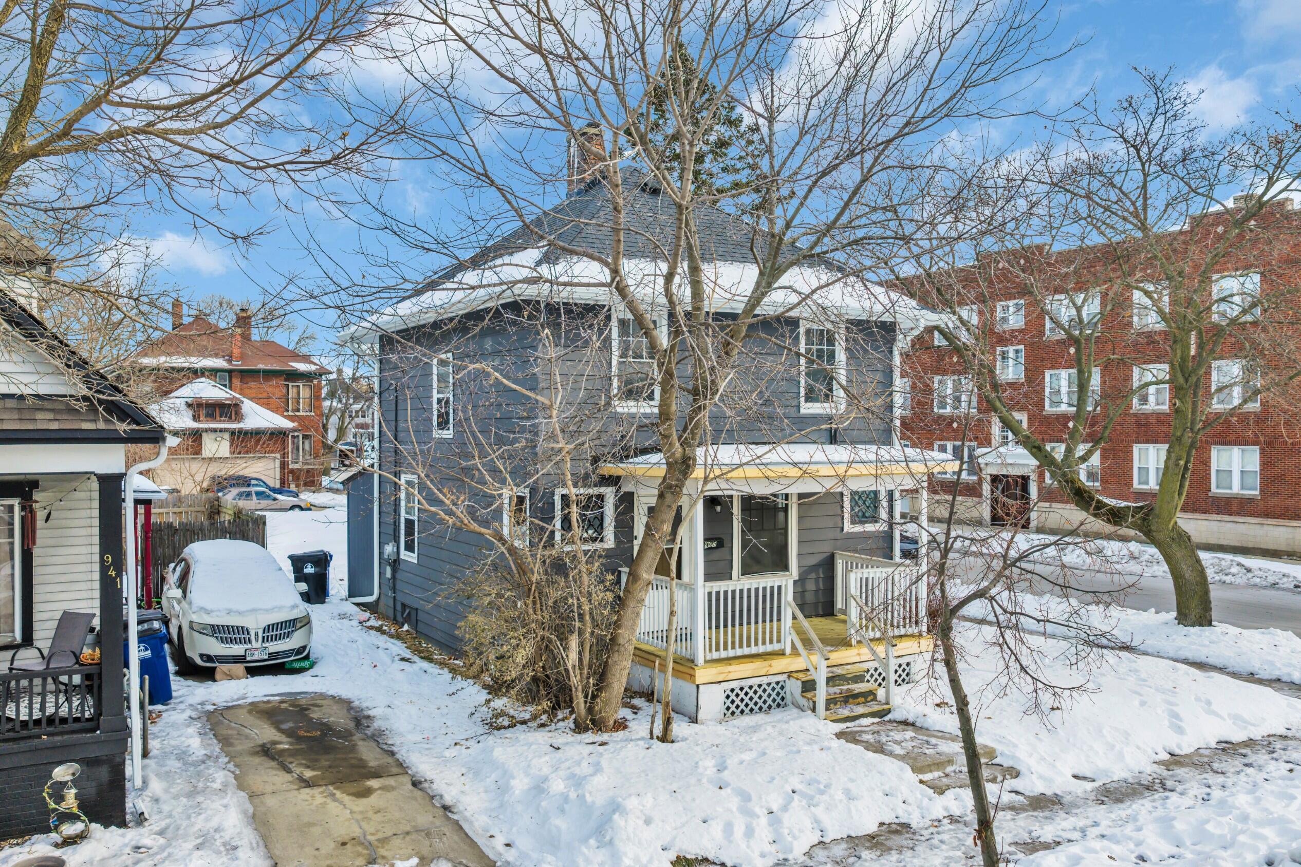 945 Villa St