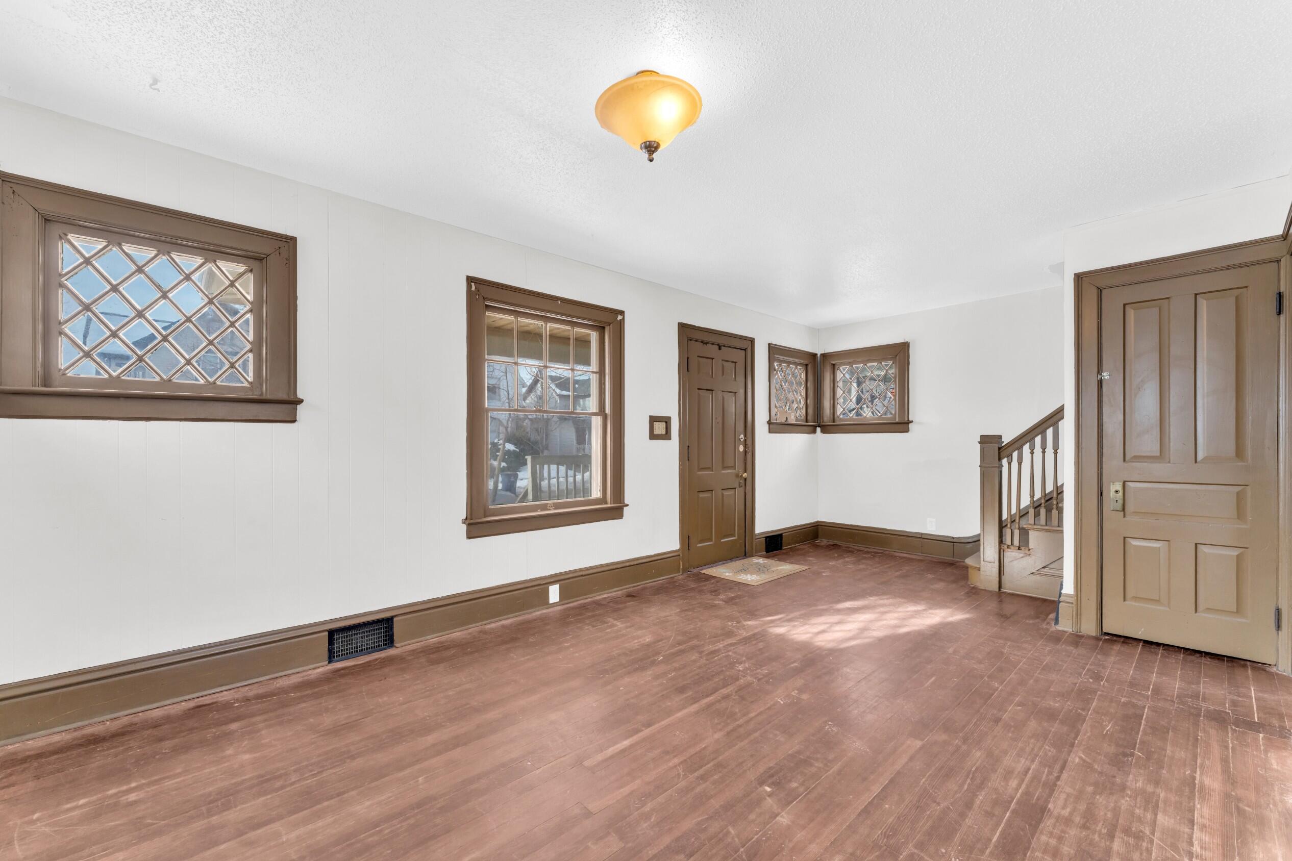 945 Villa St