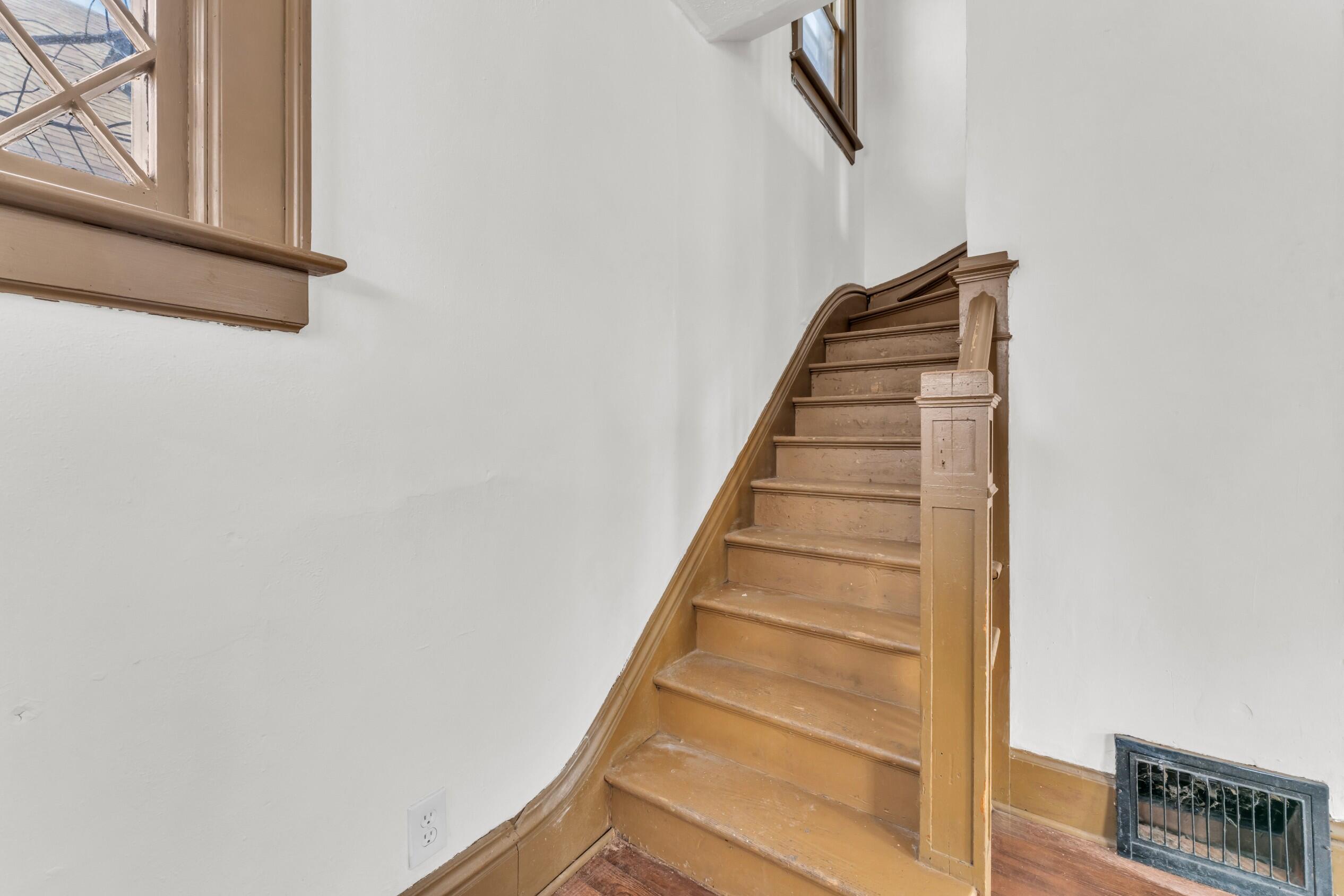 945 Villa St