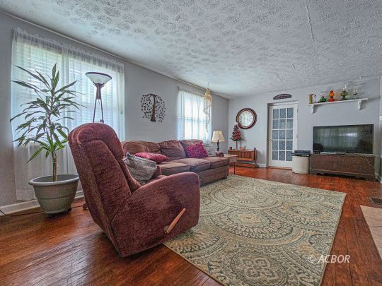 410 Hedgewood Dr.
