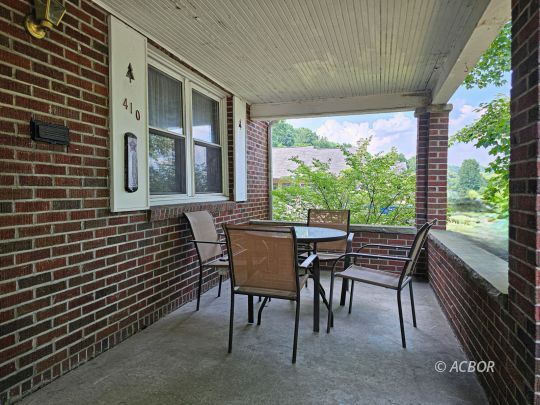410 Hedgewood Dr.