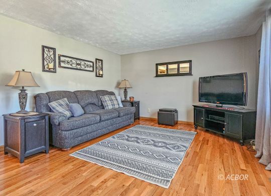 48 Lincoln Pike