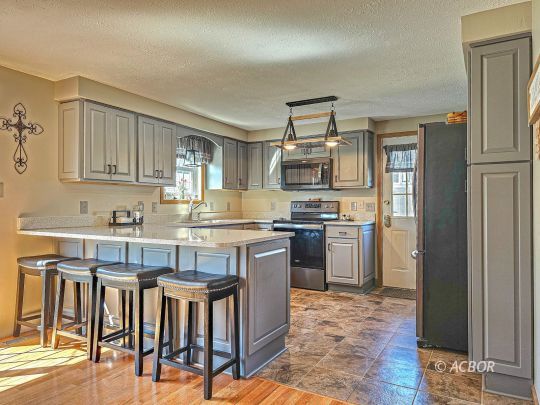 48 Lincoln Pike